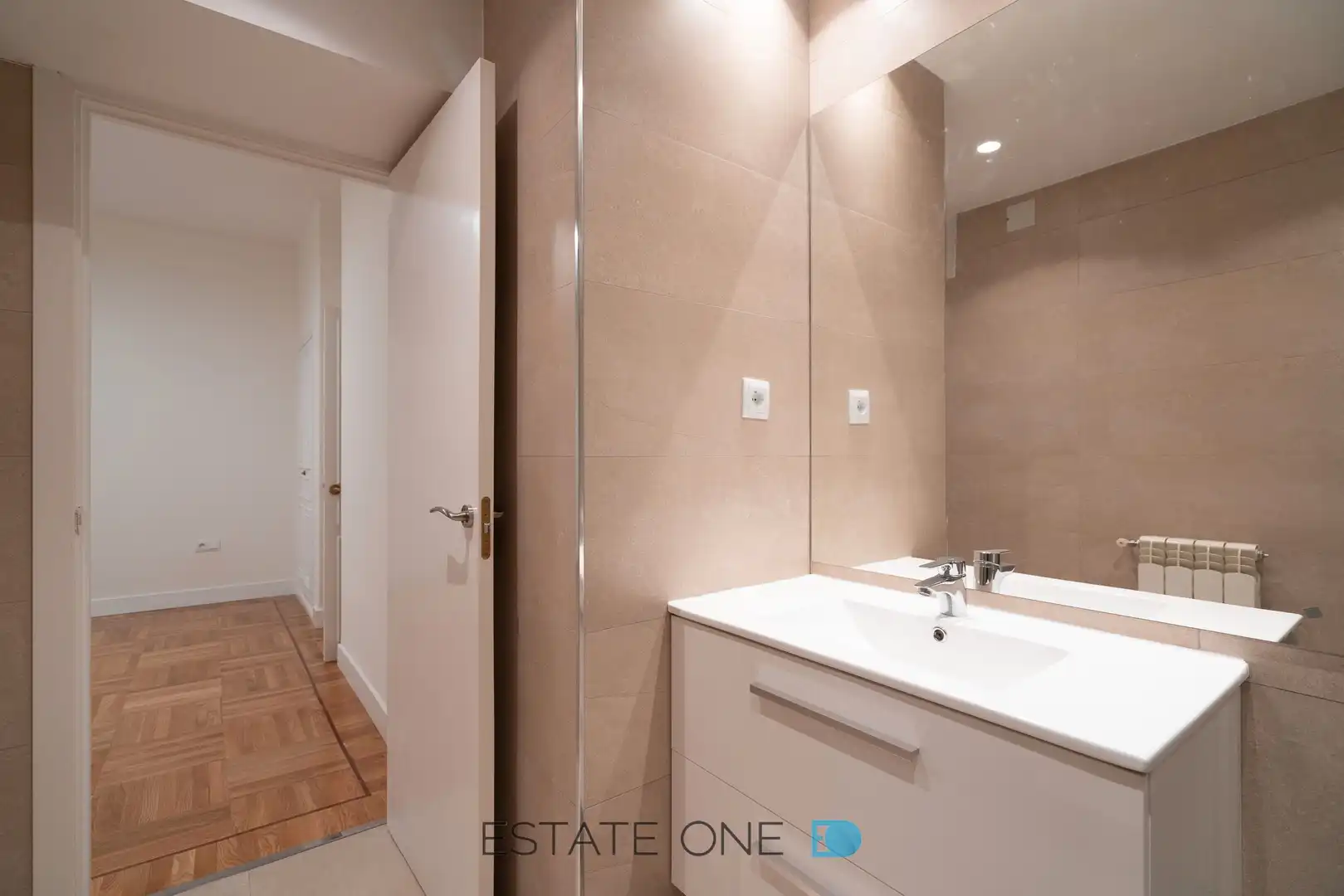 Bathroom of Flat for rent in Madrid  with Air Conditioner, Heating and Parquet flooring