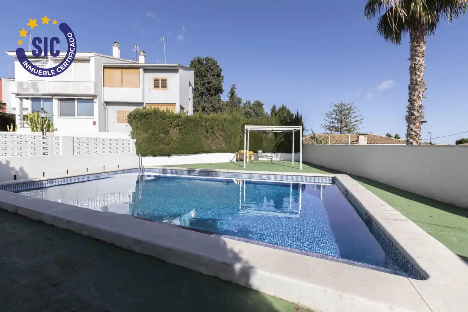 Piscina de Casa adosada en venda en Torrent amb Aire condicionat, Calefacció i Jardí privat