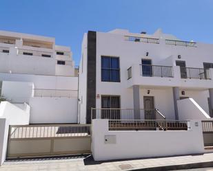 Vista exterior de Casa adosada en venda en Puerto del Rosario amb Jardí privat, Terrassa i Alarma