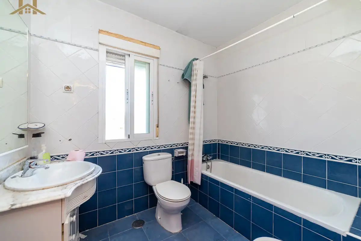 Badezimmer von Haus oder Chalet zum Verkauf in Santa Cruz del Retamar mit Klimaanlage, Heizung und Privatgarten