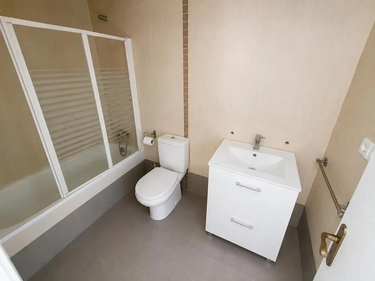 Baño de Dúplex de alquiler en Zaragoza con Aire acondicionado, Calefacción y Parquet