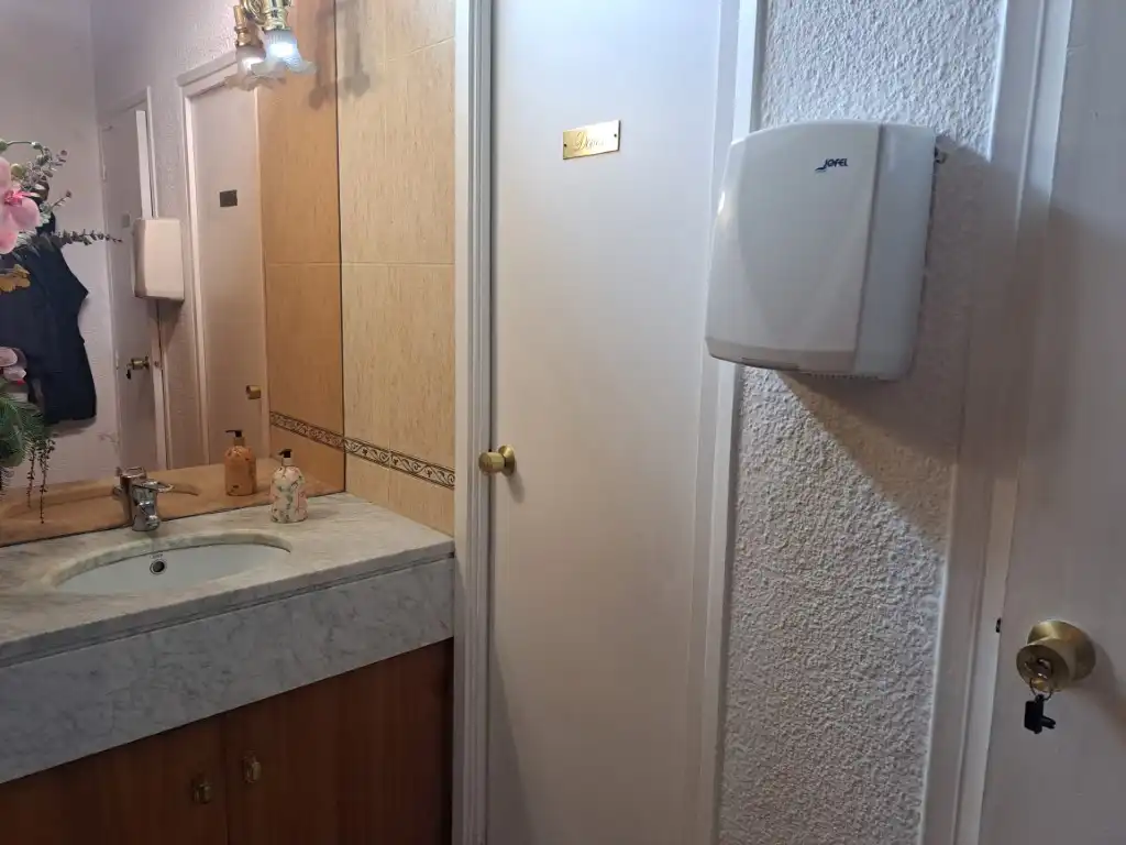 Baño de Local en traspaso en Alp con Calefacción, Parquet y Terraza