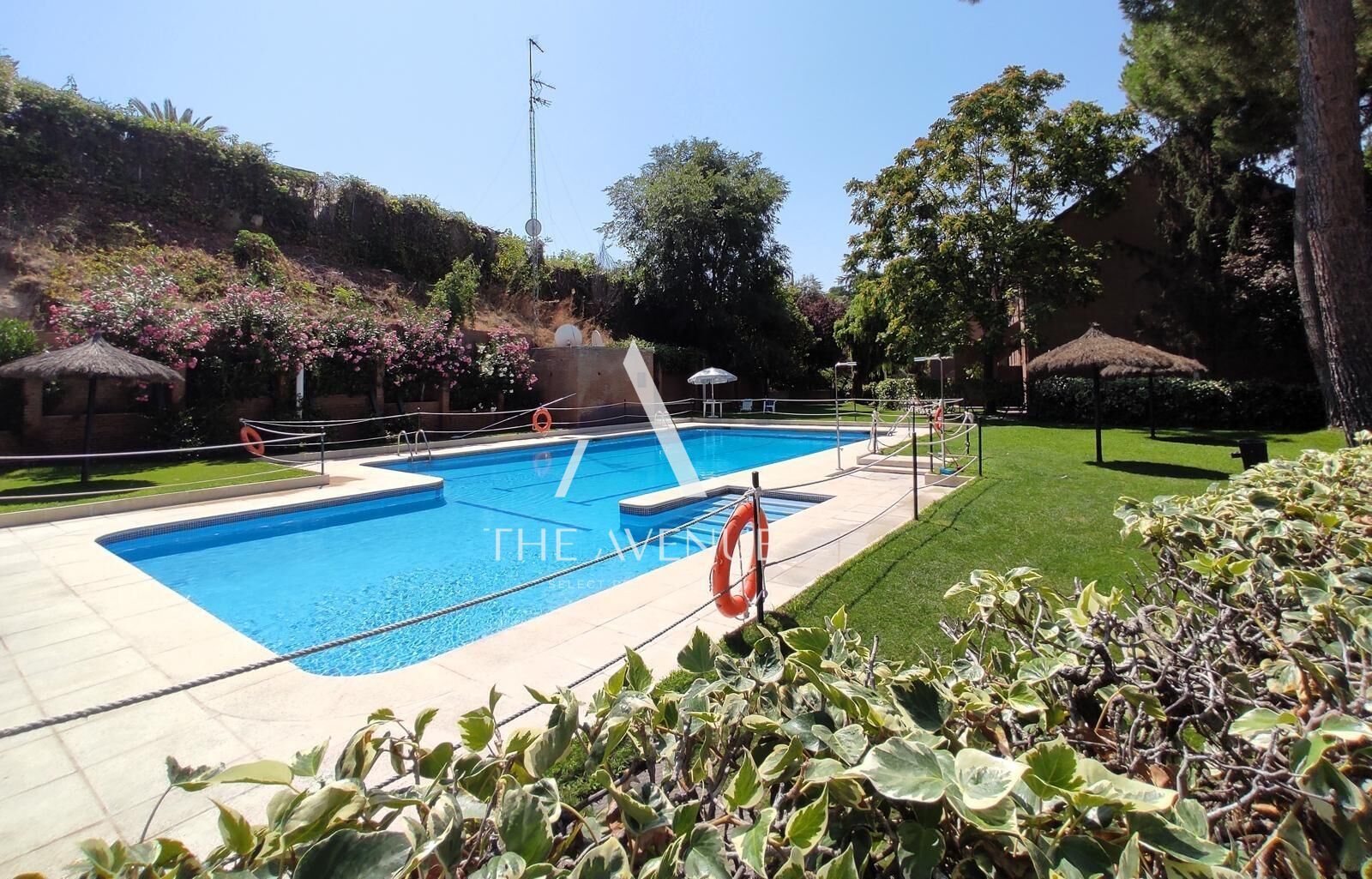 Piscina de Pis en venda en La Moraleja