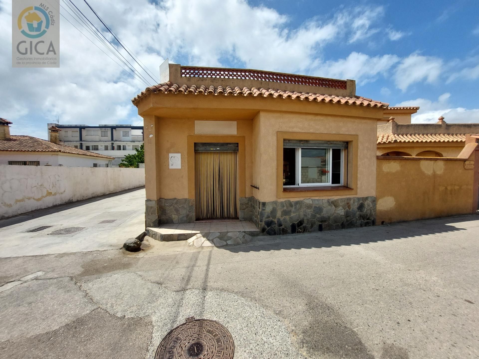 Vista exterior de Casa o xalet en venda en Algeciras amb Jardí privat