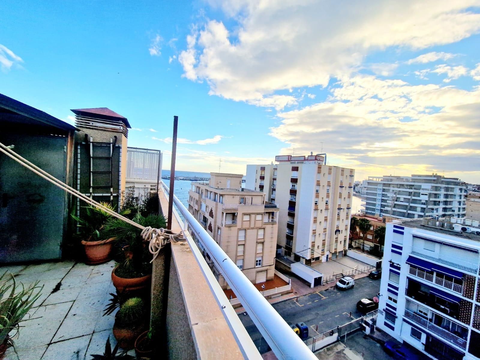 Vista exterior de Àtic en venda en Águilas amb Aire condicionat, Calefacció i Jardí privat