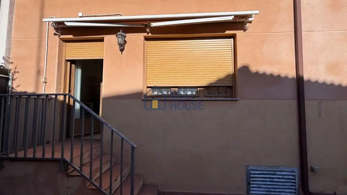 Vista exterior de Casa adosada en venda en Sariegos amb Calefacció, Parquet i Terrassa