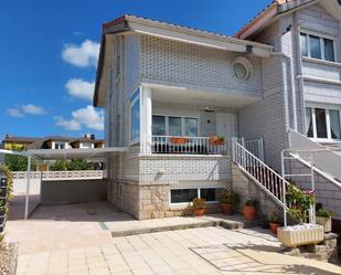 Vista exterior de Casa adosada en venda en Camargo amb Balcó