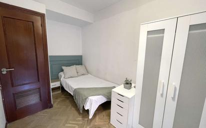 Bedroom of Flat to share in  Sevilla Capital  with Air Conditioner and Terrace