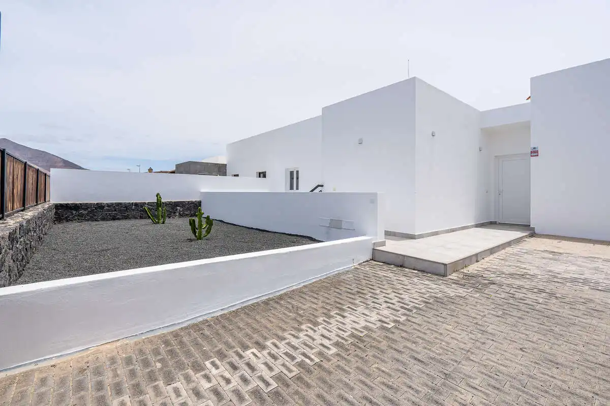 Vista exterior de Casa o xalet en venda en Yaiza amb Jardí privat, Terrassa i Piscina
