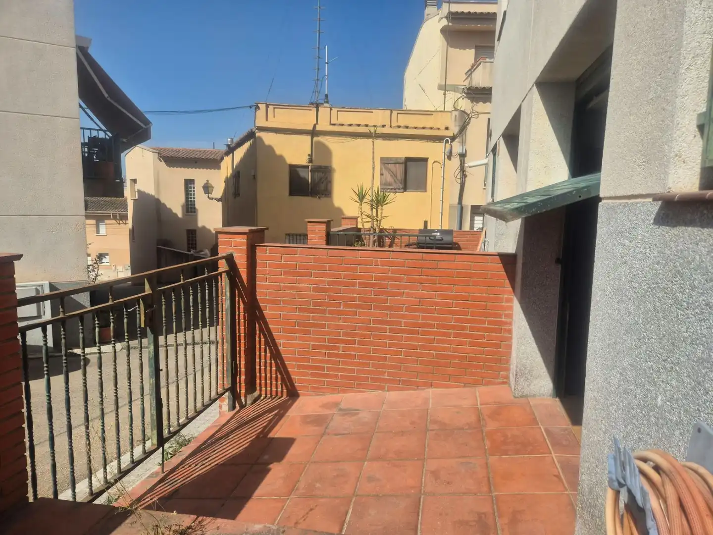 Vista exterior de Casa adosada en venta en Castellet i la Gornal con Calefacción