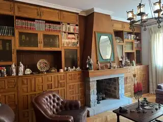 Sala d'estar de Casa o xalet en venda en Pontevedra Capital  amb Calefacció, Traster i Moblat