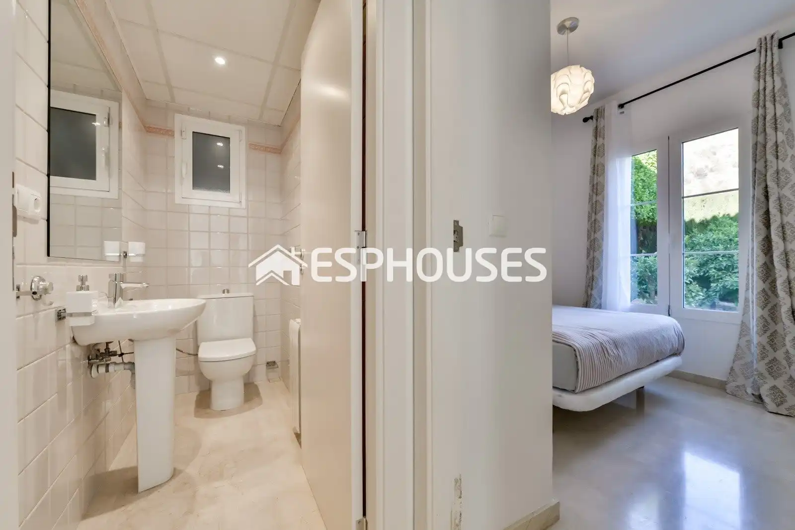Bathroom of Houses for sale in Oliva  with Air Conditioner, Heating and Terrace