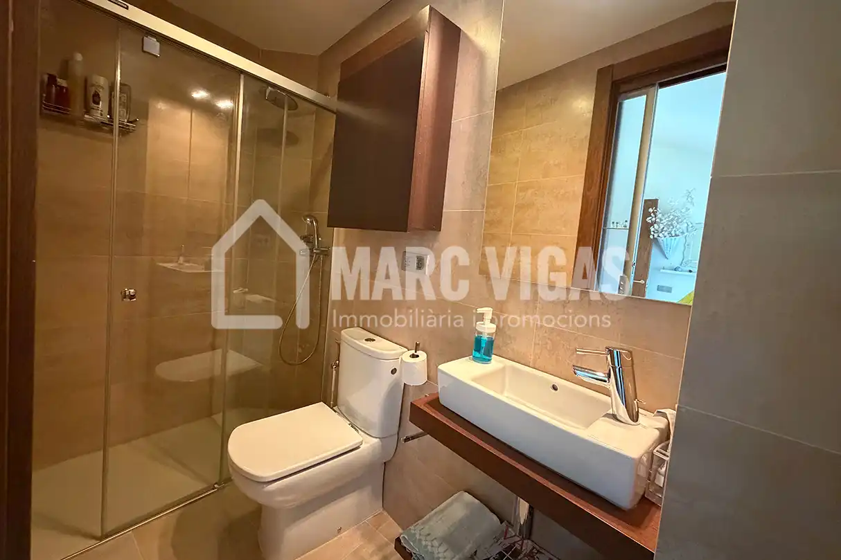 Baño de Casa adosada de alquiler en Viladrau con Aire acondicionado, Terraza y Amueblado