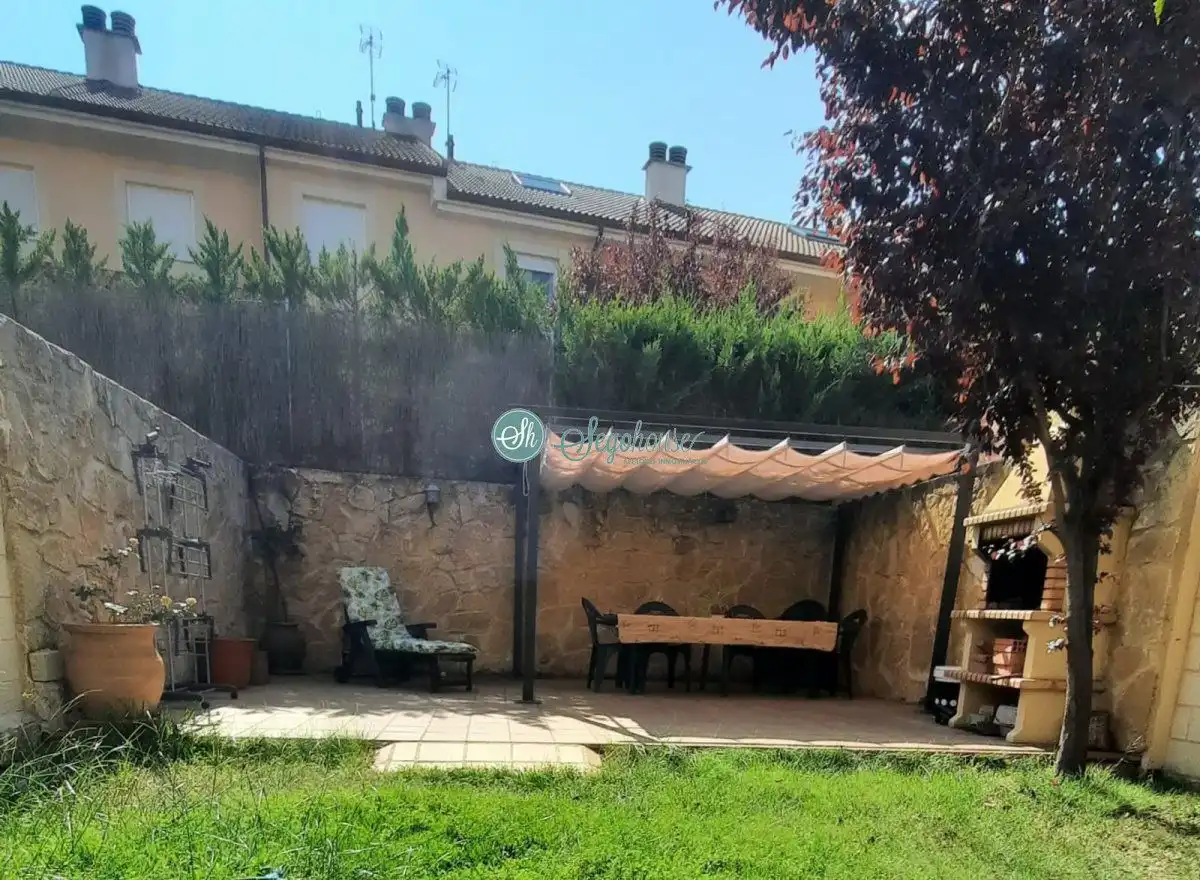 Jardí de Casa o xalet en venda en La Lastrilla  amb Aire condicionat, Calefacció i Terrassa