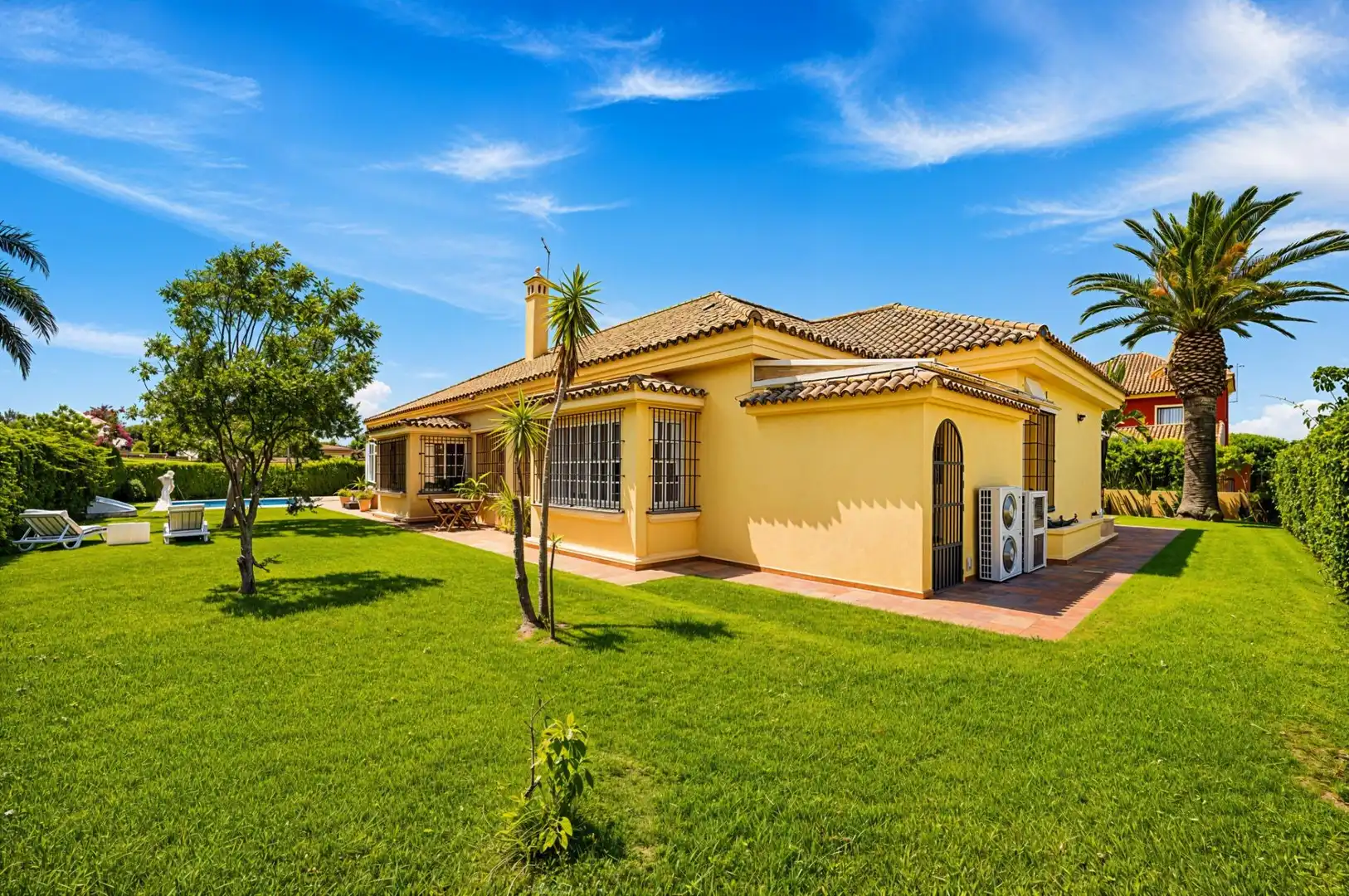 Vista exterior de Casa o xalet en venda en Chiclana de la Frontera amb Aire condicionat, Calefacció i Jardí privat