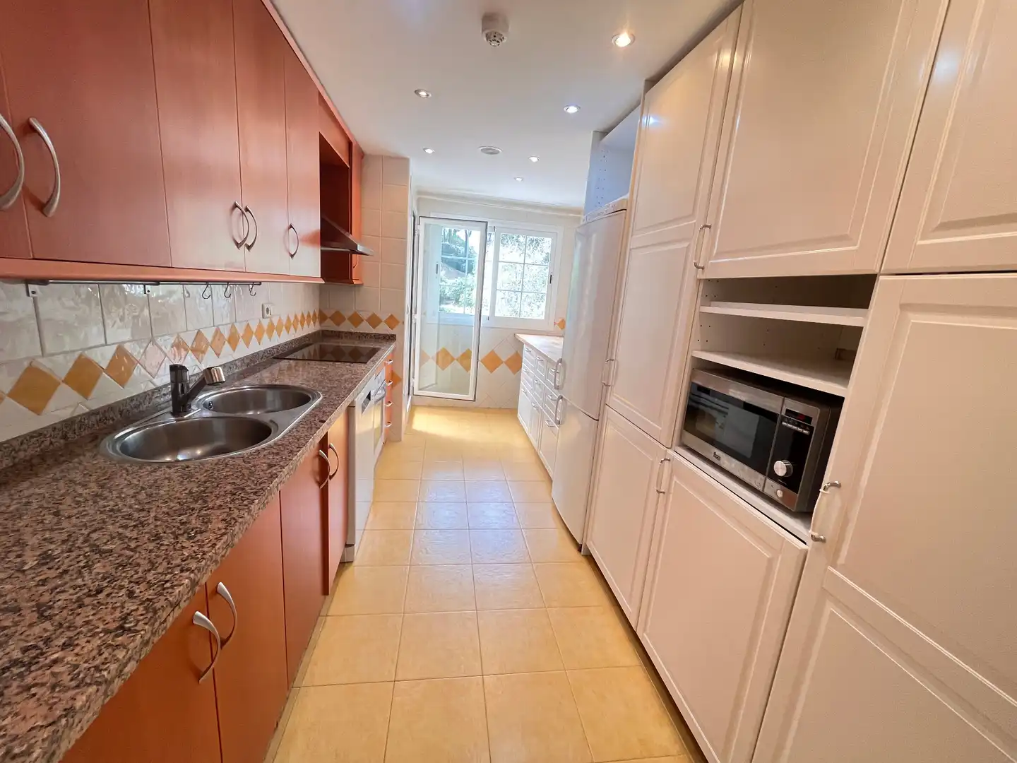 Küche von Dachboden zur Miete in Marbella mit Klimaanlage, Terrasse und Abstellraum