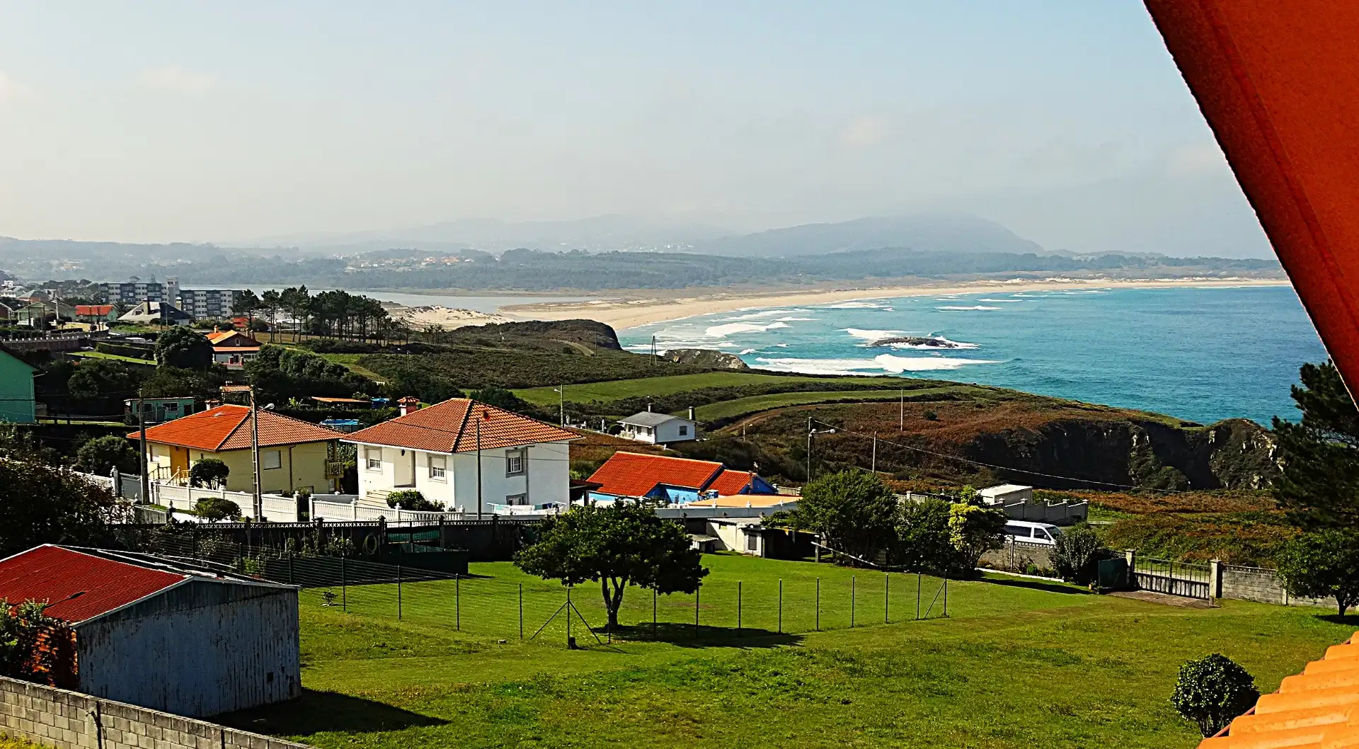 Vista exterior de Casa o xalet en venda en Valdoviño amb Calefacció, Jardí privat i Parquet