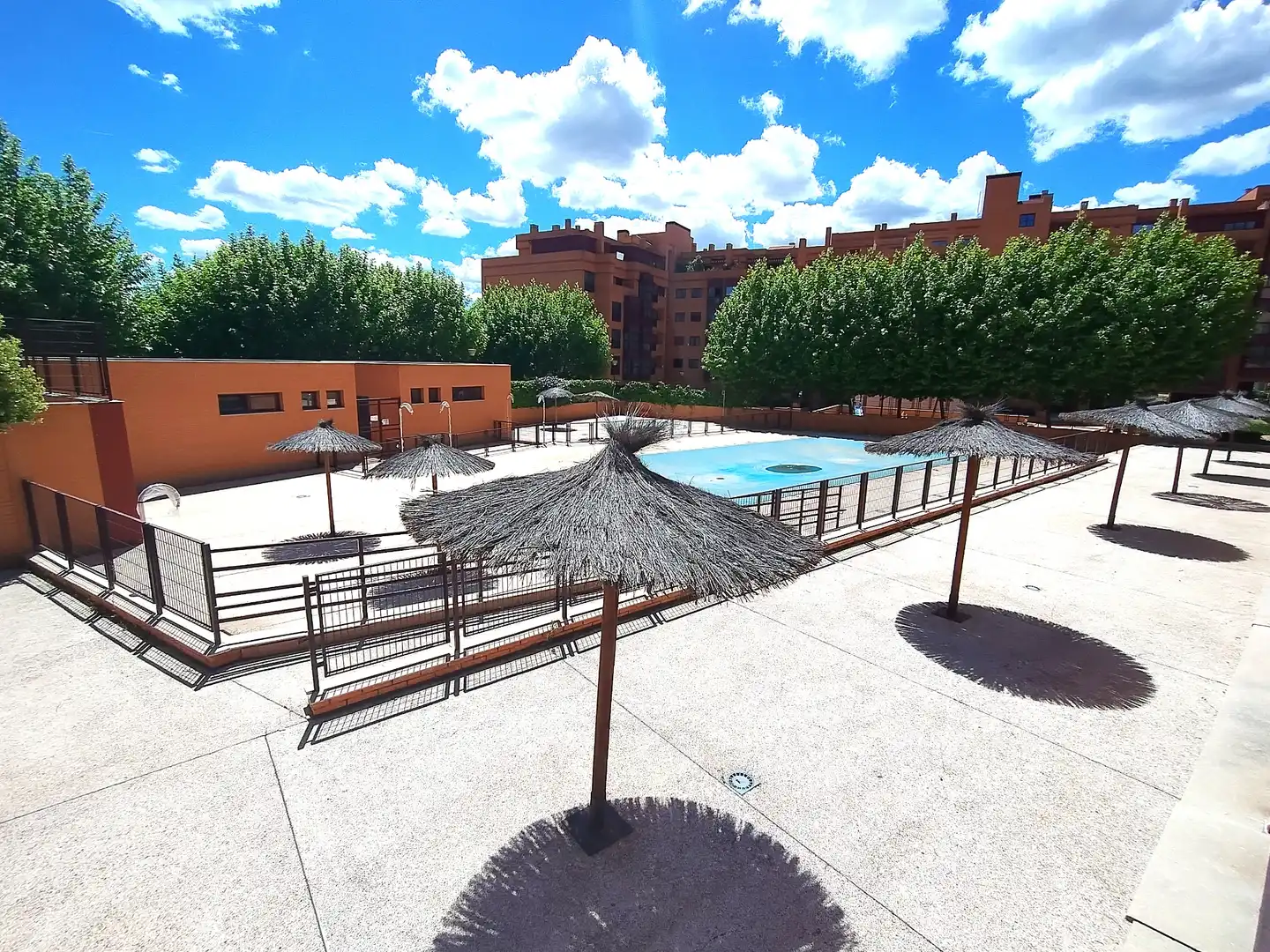 Schwimmbecken von Dachboden zum Verkauf in Madrid mit Terrasse, Abstellraum und Gemeinschaftspool