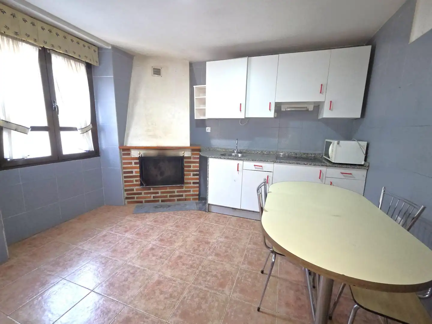 Cuina de Casa o xalet en venda en Aller amb Calefacció, Jardí privat i Terrassa
