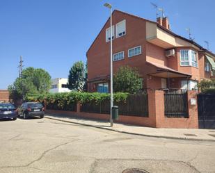 Vista exterior de Casa o xalet en venda en San Fernando de Henares amb Aire condicionat i Piscina