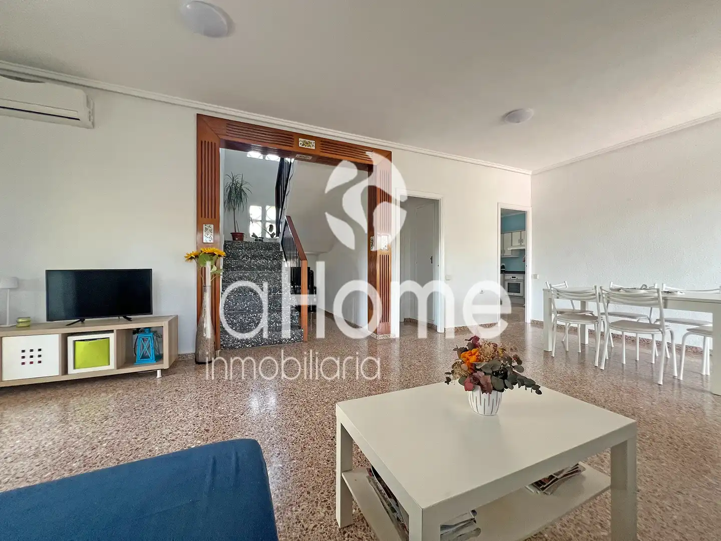 Sala d'estar de Casa o xalet en venda en Paterna amb Aire condicionat, Jardí privat i Terrassa