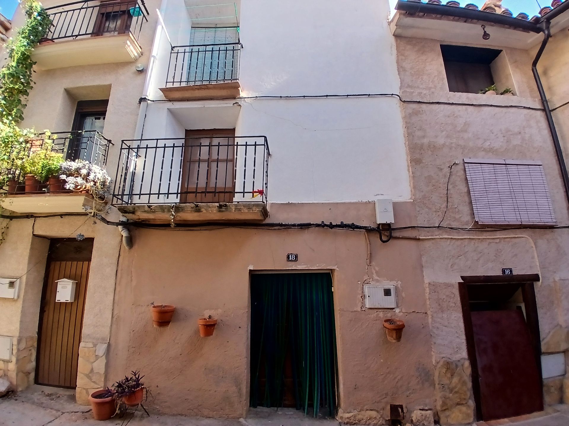 Vista exterior de Casa adosada en venda en La Ginebrosa amb Moblat i Balcó