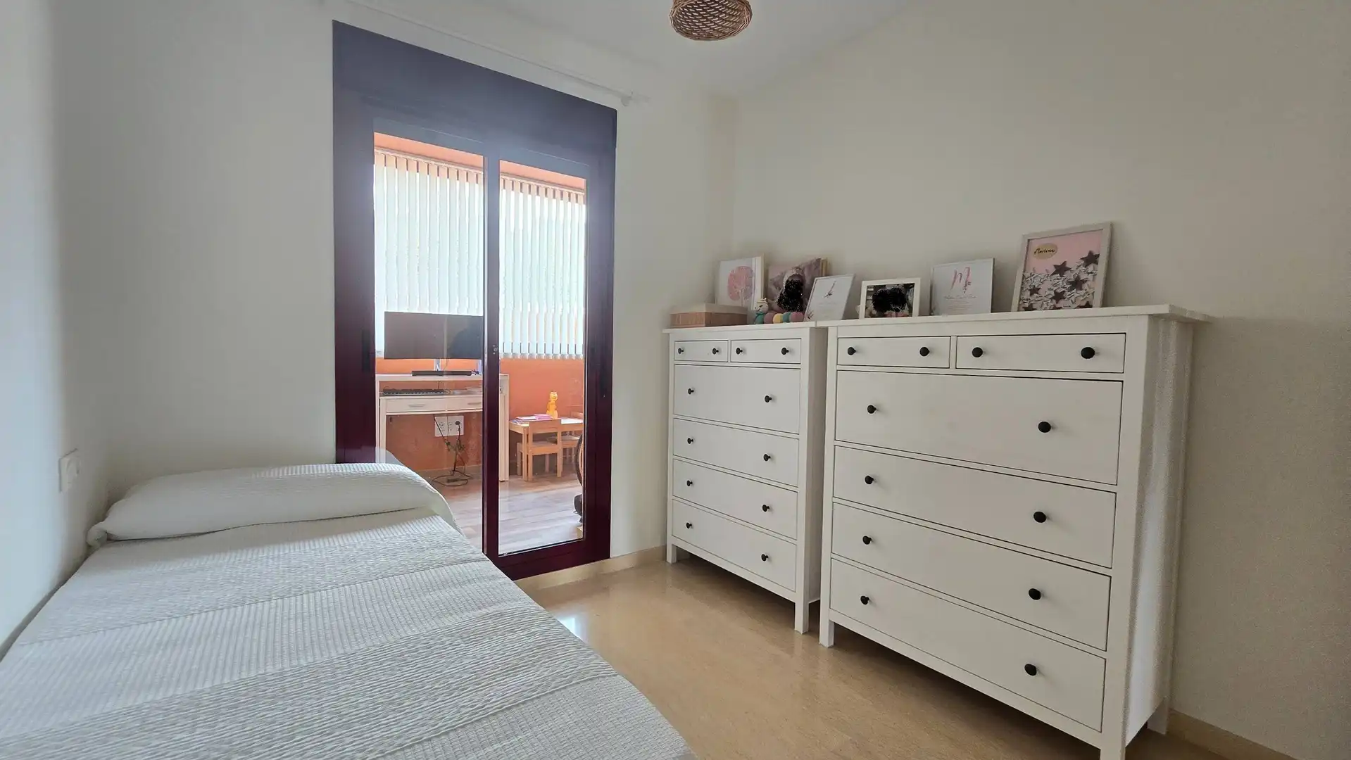 Schlafzimmer von Wohnungen zum Verkauf in Manilva mit Klimaanlage, Privatgarten und Terrasse