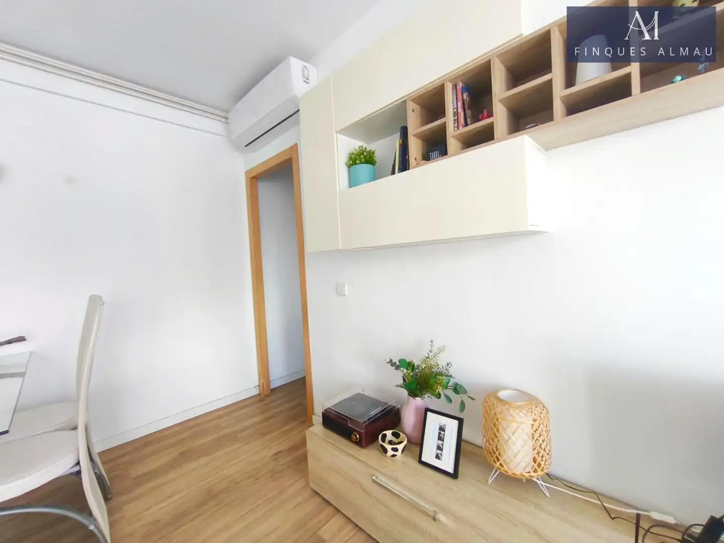 Wohnzimmer von Wohnung zum Verkauf in Sitges mit Klimaanlage, Parkett und Terrasse