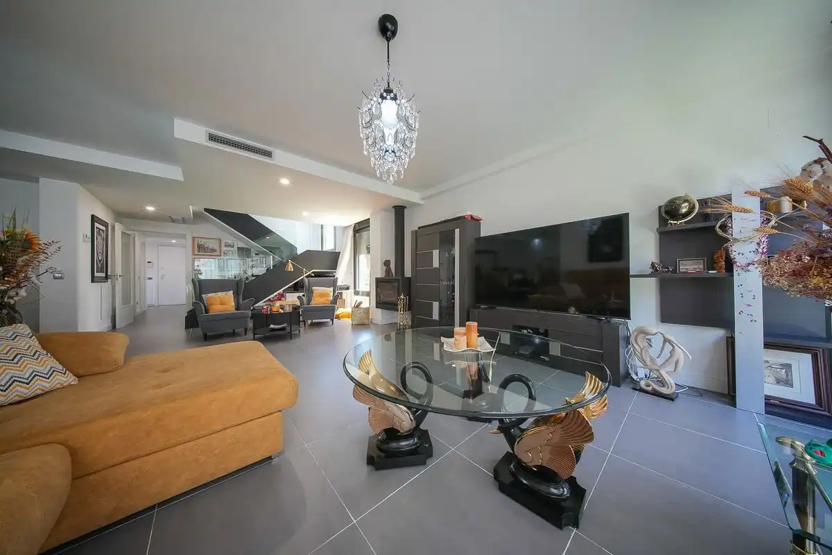 Sala d'estar de Casa o xalet en venda en Las Rozas de Madrid amb Aire condicionat, Calefacció i Jardí privat