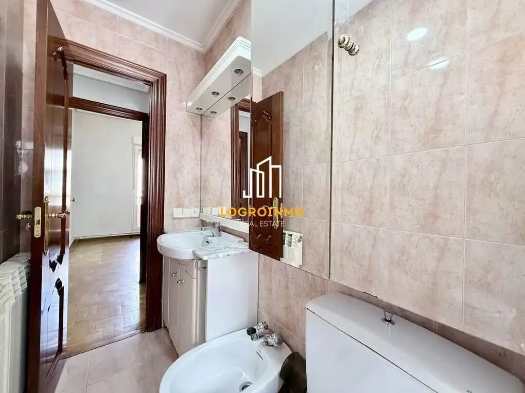 Baño de Piso en venta en  Logroño con Aire acondicionado, Calefacción y Balcón