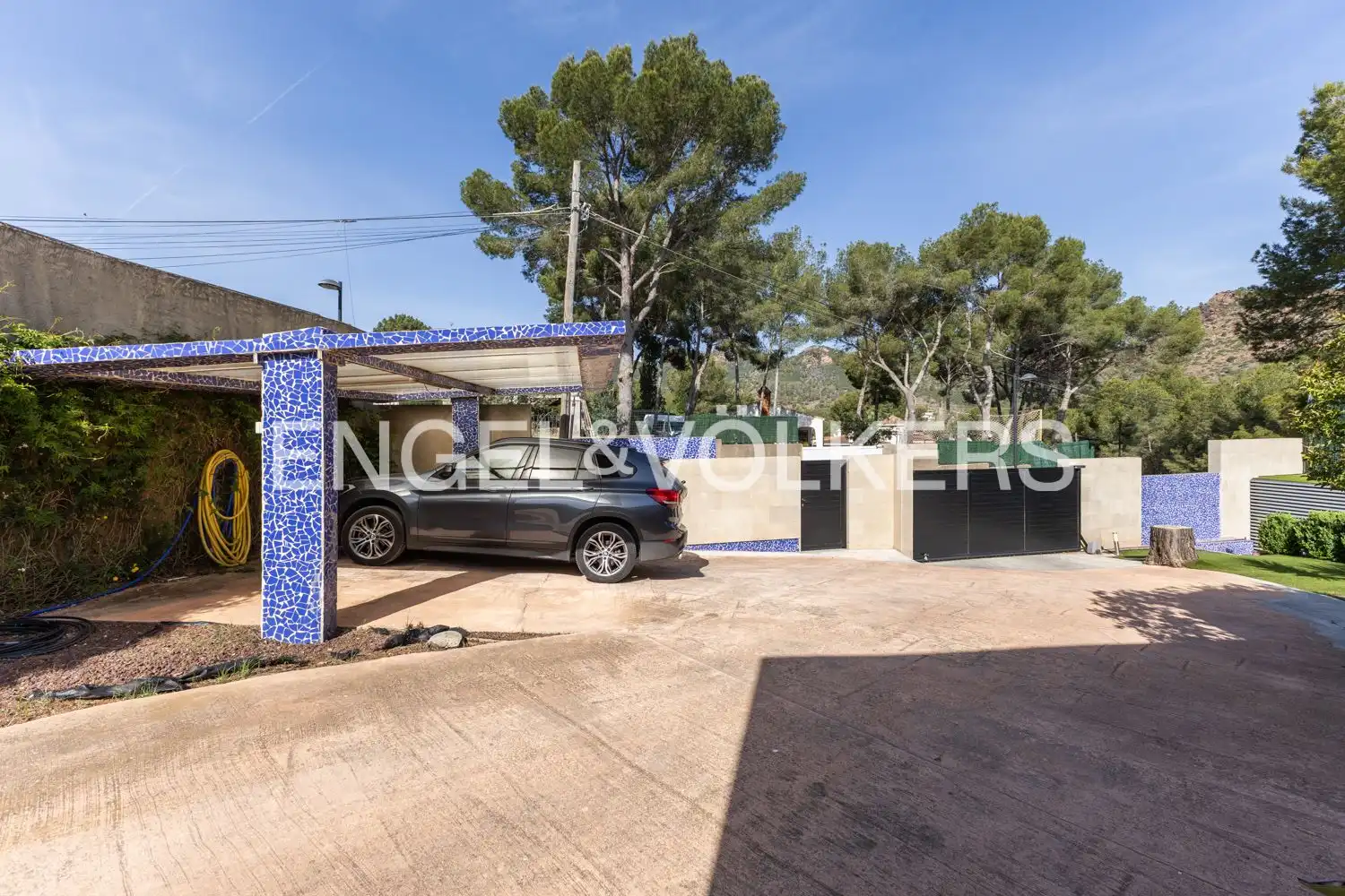Parking of Houses for sale in Gilet  with Air Conditioner, Heating and Private garden