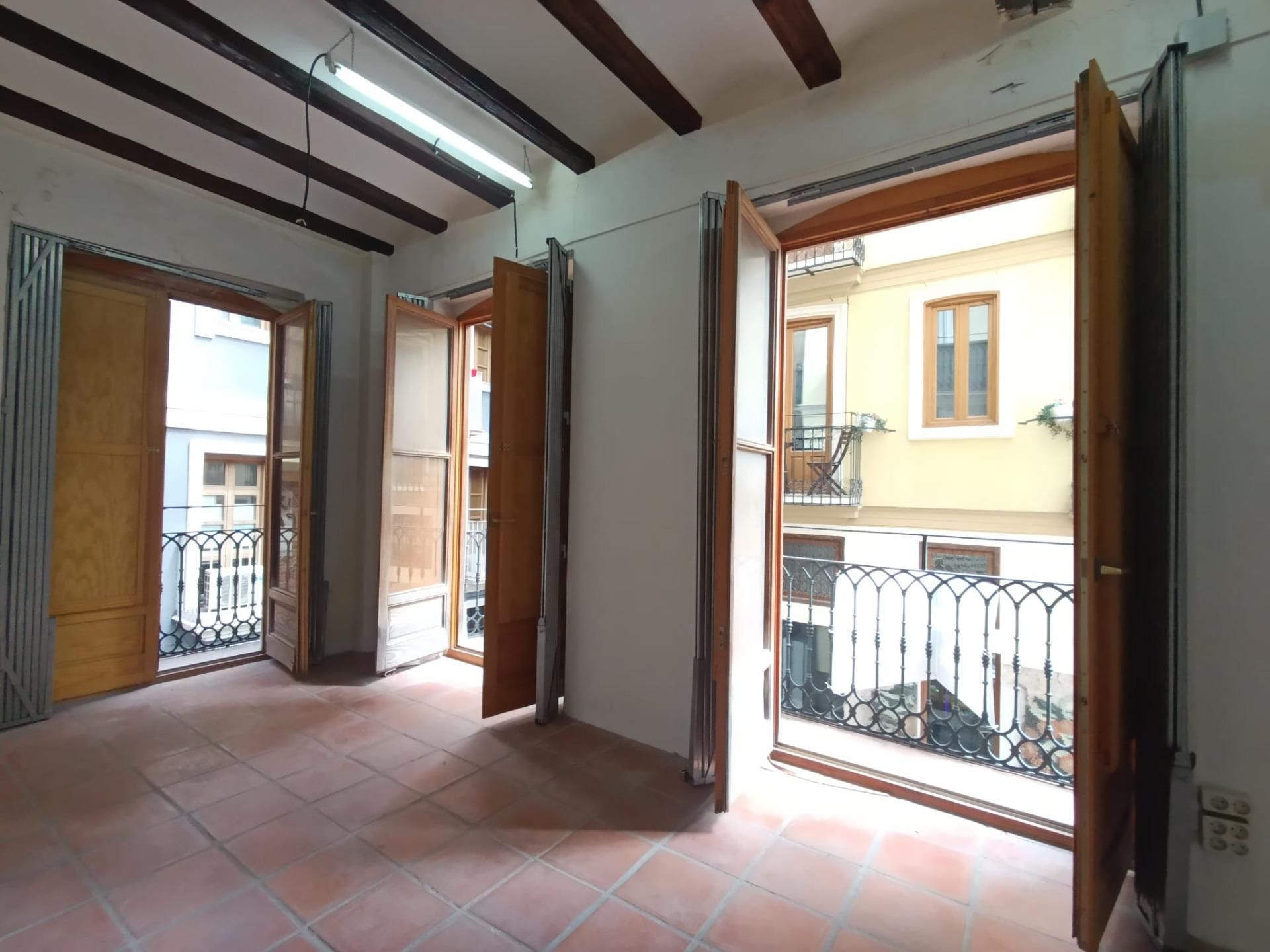 Flat for sale in  Valencia Capital  with Balcony
