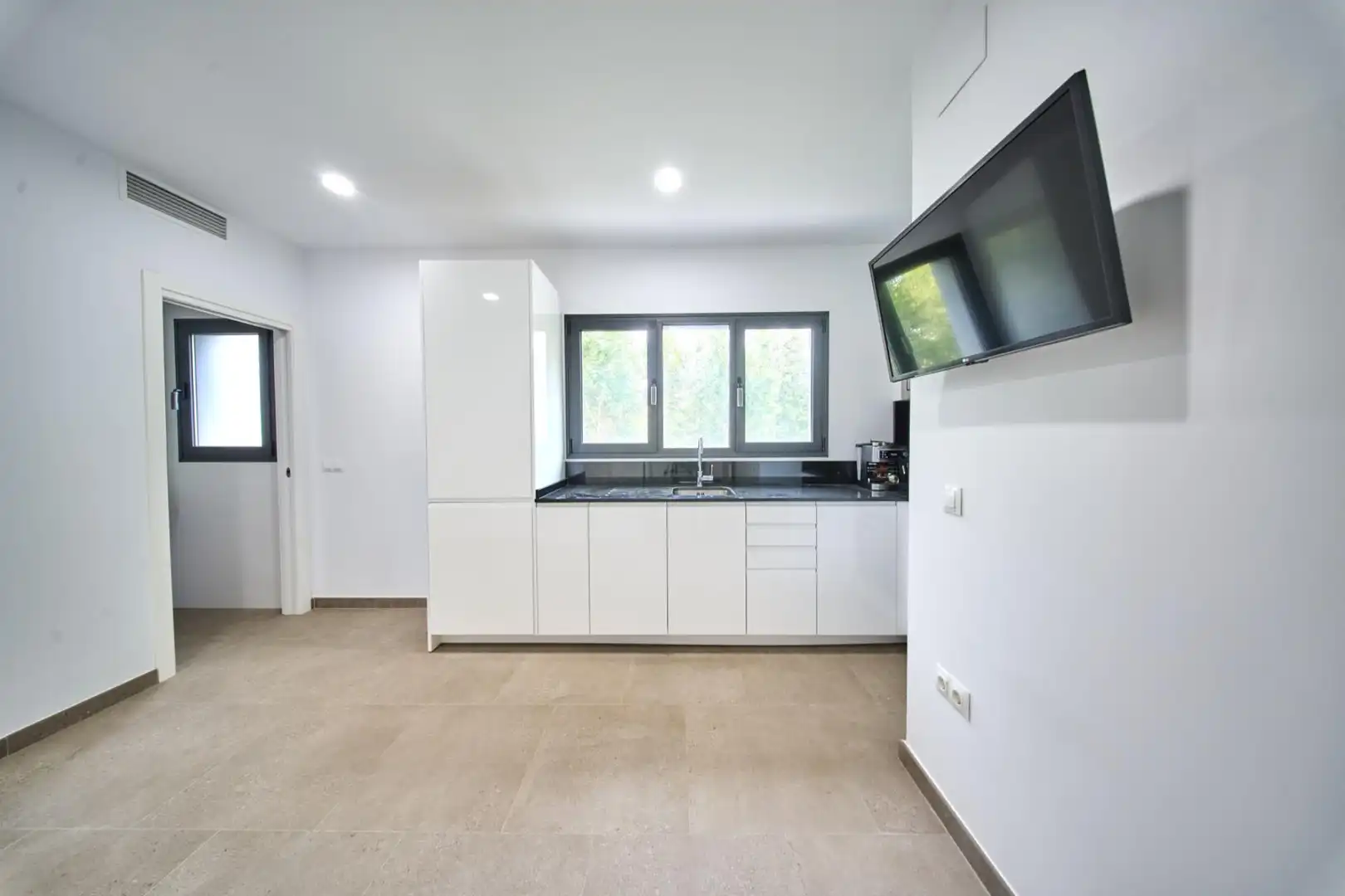 Cuina de Casa o xalet en venda en Marbella amb Jardí privat, Terrassa i Traster