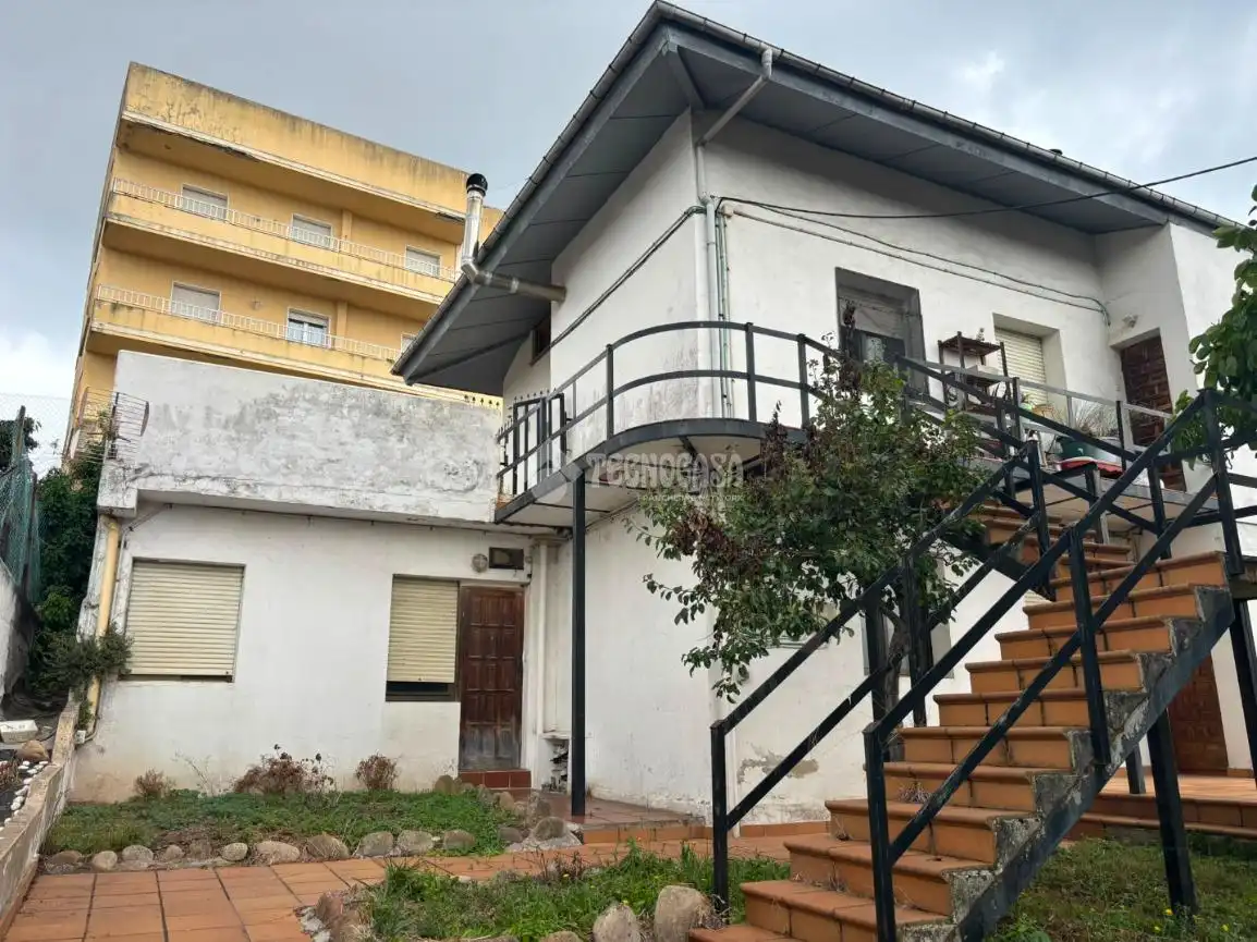 Casa con jardín en venta en C. León Felipe