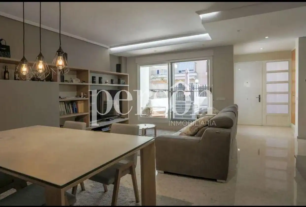 Wohnzimmer von Einfamilien-Reihenhaus zum Verkauf in Moncada mit Klimaanlage, Privatgarten und Terrasse