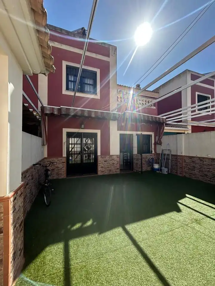 Vista exterior de Casa o xalet en venda en Dos Hermanas amb Aire condicionat, Calefacció i Terrassa