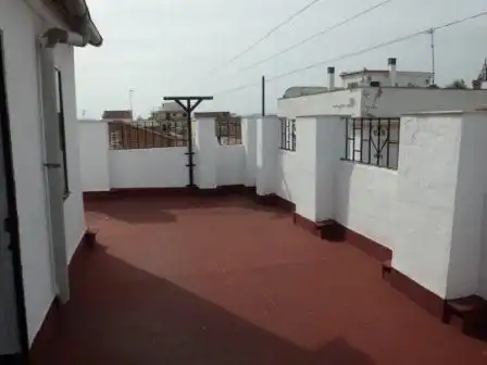 Piso céntrico compuesto por 3 dormitorios, 1 baños, 1 patio, cocina, terraza amplia con doble guardilla. Piso muy iluminado. En la, imatge 4