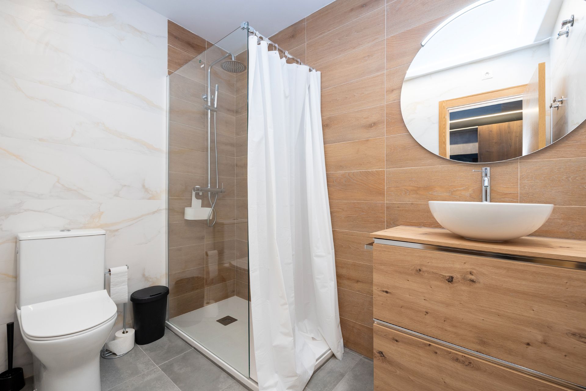 Baño de Piso de alquiler en  Granada Capital con Aire acondicionado, Calefacción y Amueblado