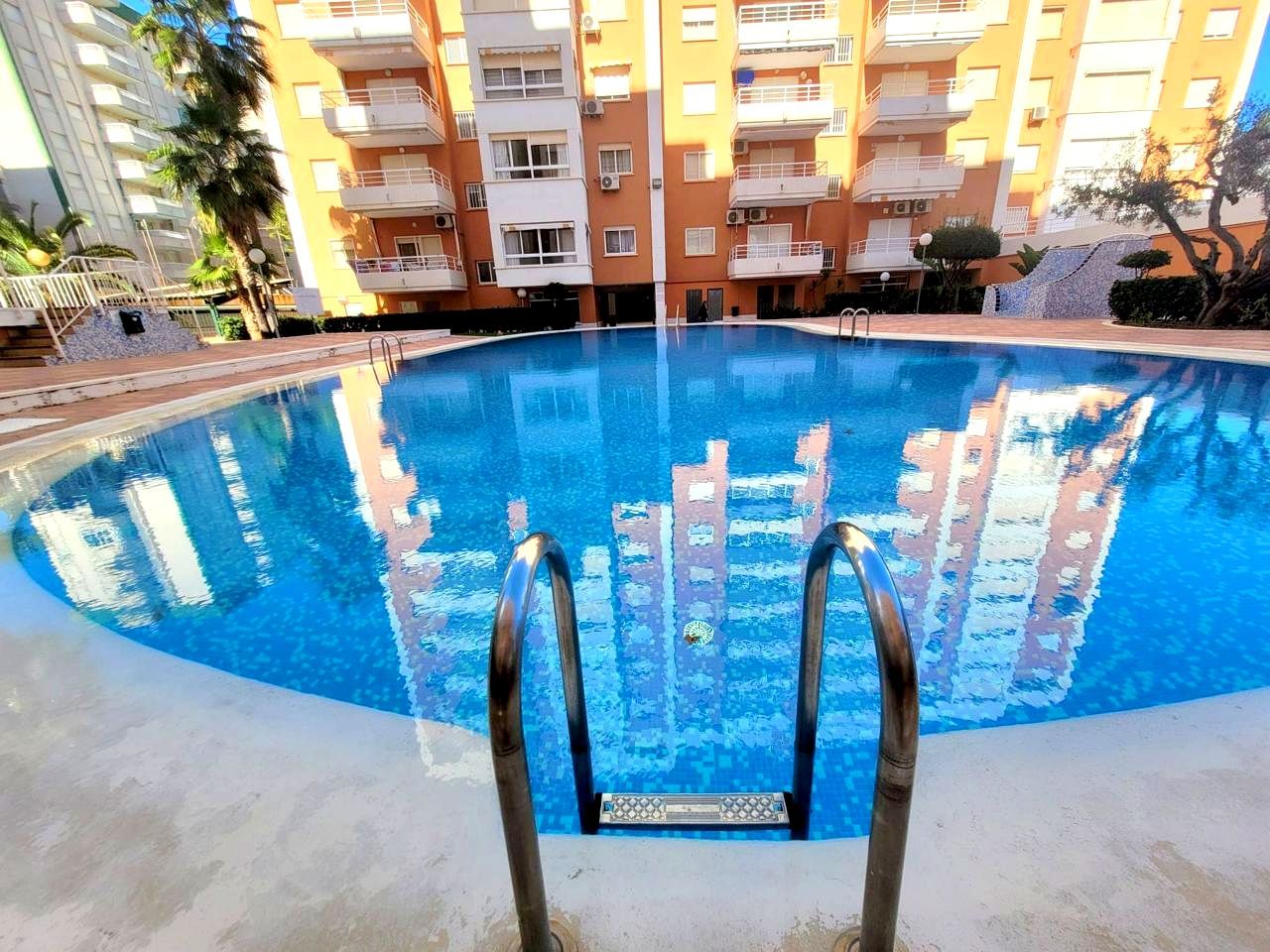Piscina de Apartament en venda en Gandia amb Aire condicionat, Moblat i Piscina comunitària