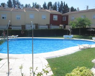 Piscina de Casa adosada de lloguer en Islantilla amb Aire condicionat, Terrassa i Balcó