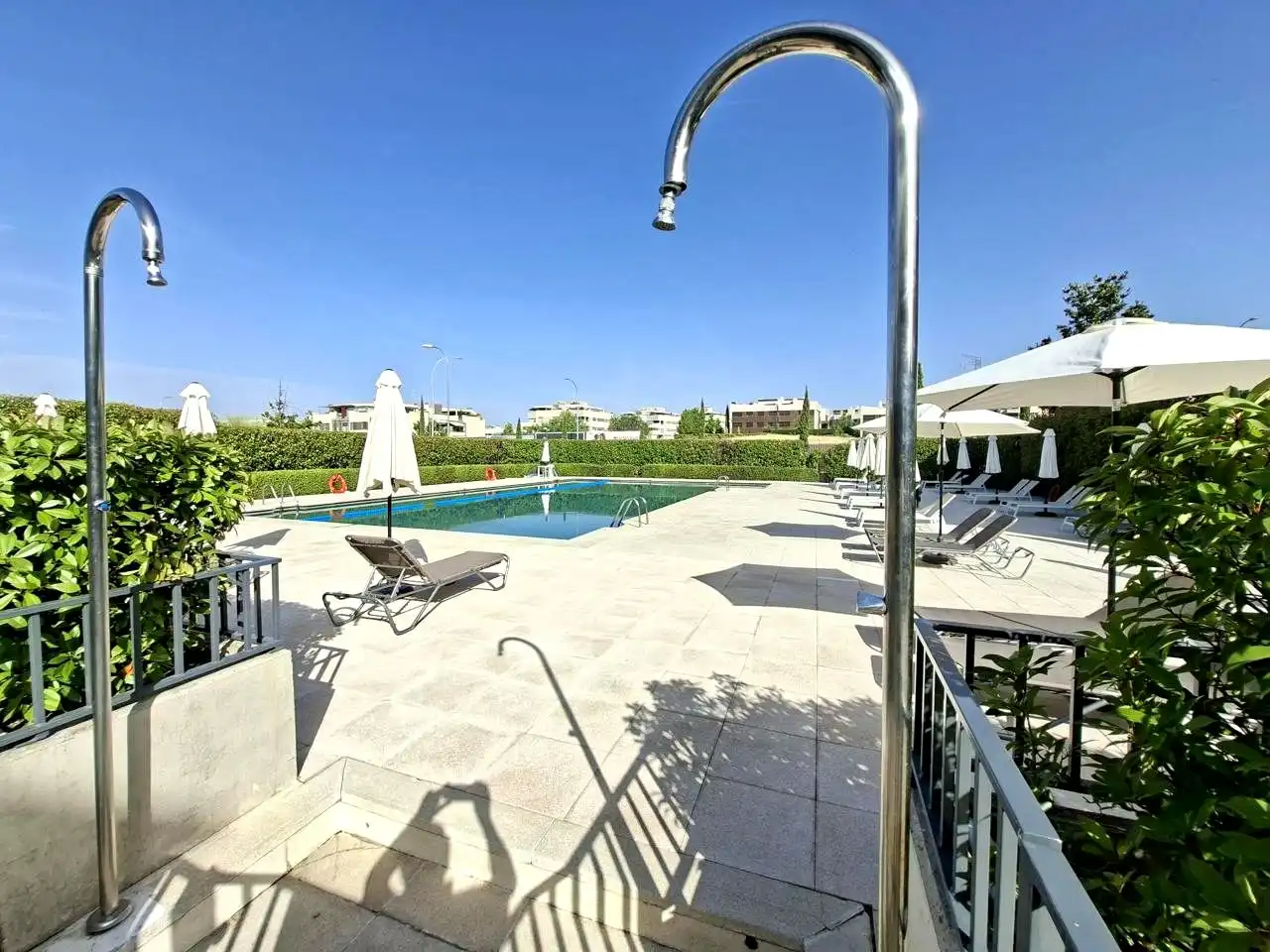 Swimming pool of Ground floor for rent in Madrid  with Air Conditioner, Heating and Private garden