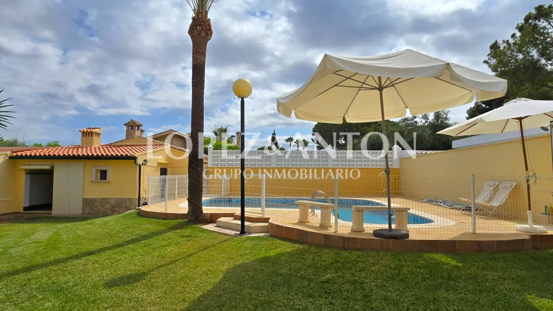 Swimming pool of Houses for sale in L'Eliana  with Air Conditioner, Private garden and Terrace