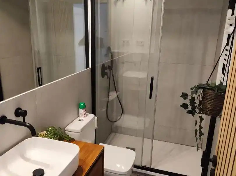 Badezimmer von Wohnung zur Miete in Madrid mit Klimaanlage, Abstellraum und Möbliert
