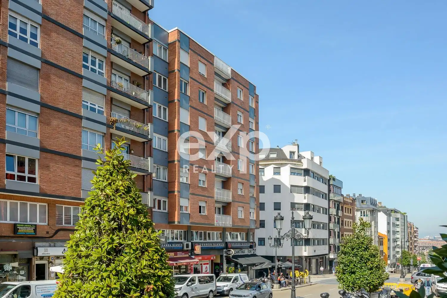 Vista exterior de Pis en venda en Oviedo  amb Calefacció, Parquet i Moblat