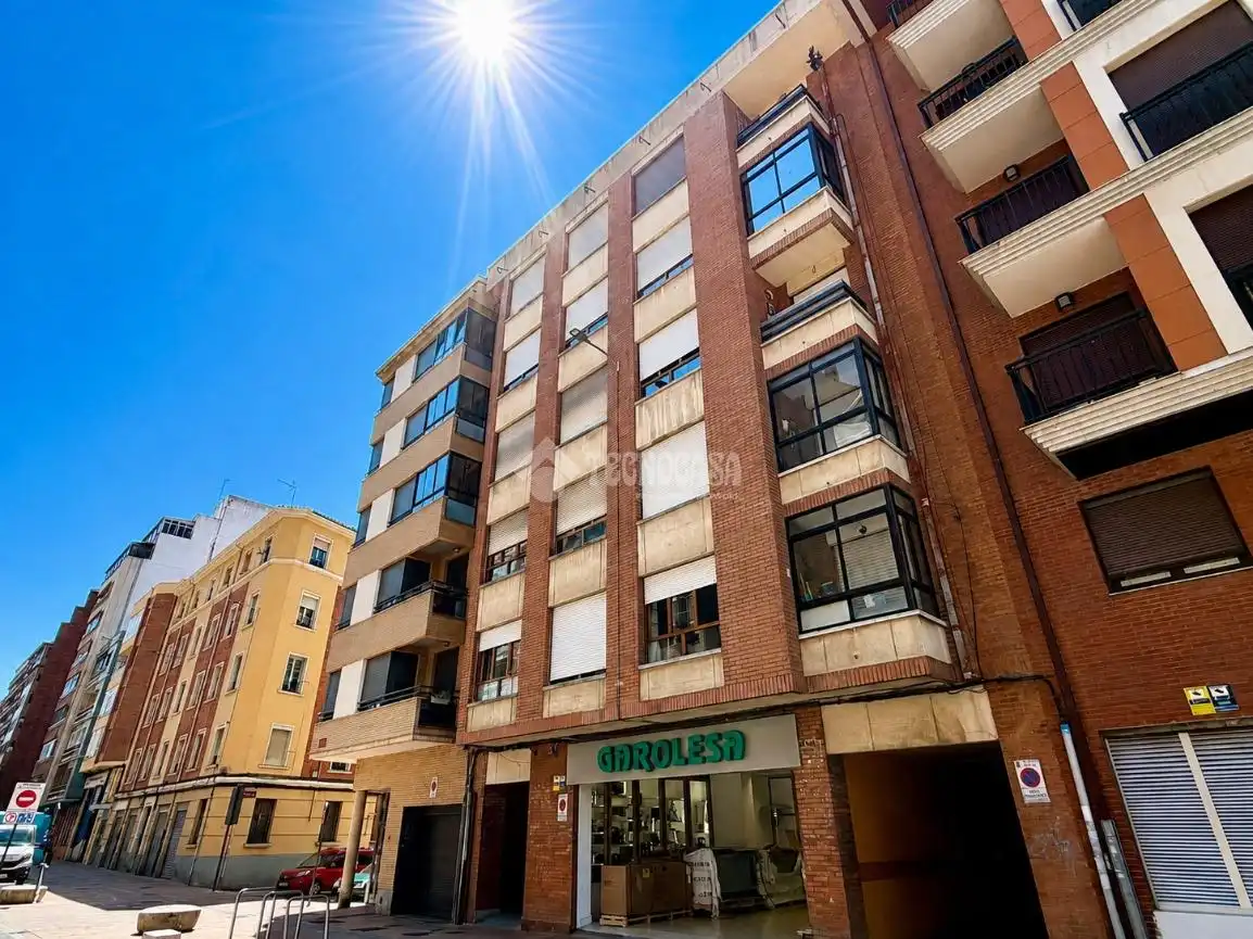 Vista exterior de Pis en venda en León Capital  amb Calefacció, Parquet i Terrassa