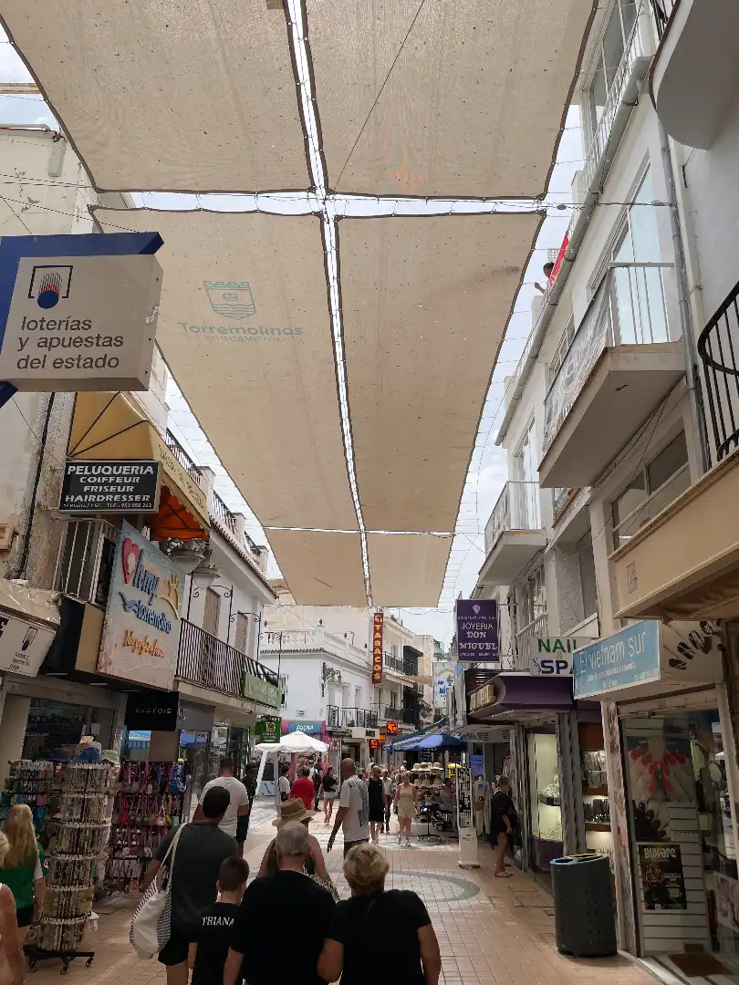 Vista exterior de Local en traspas en Torremolinos amb Aire condicionat i Moblat