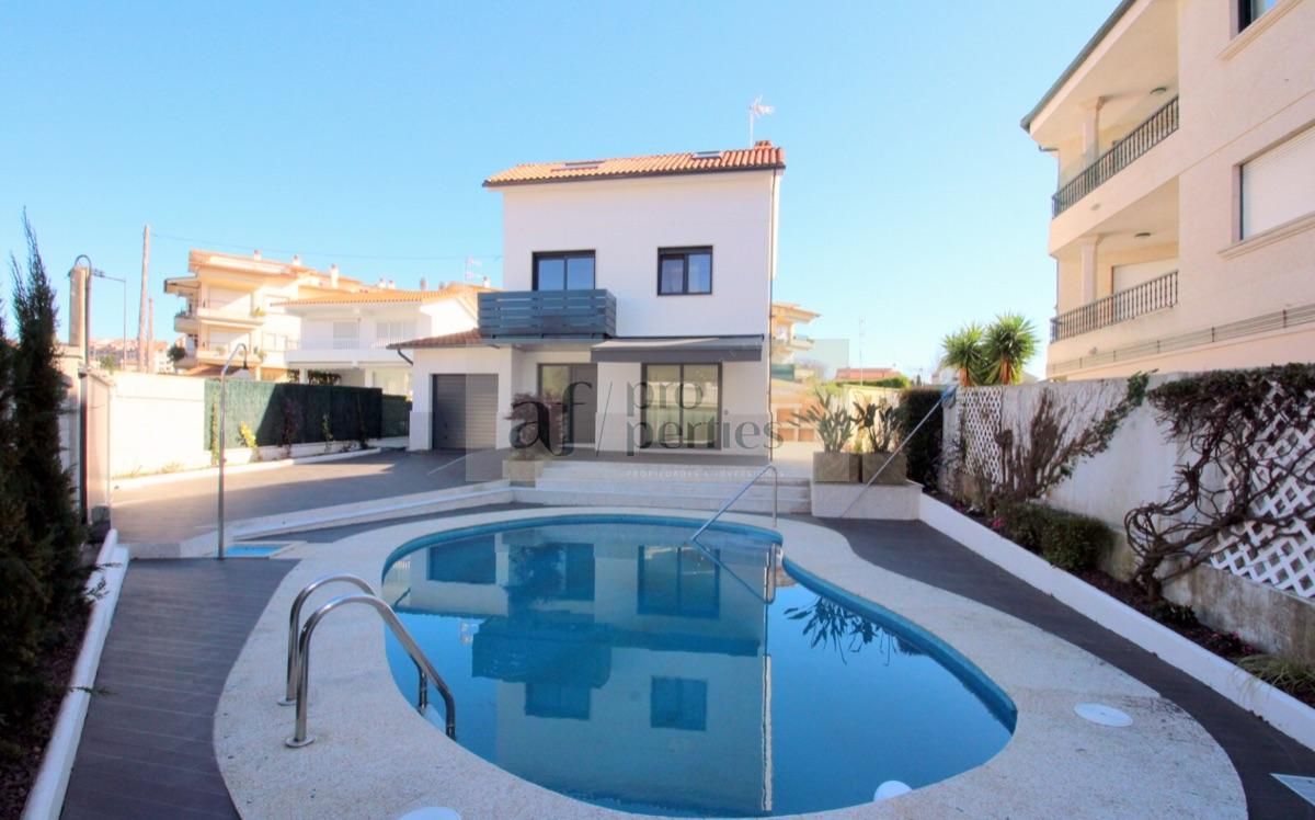 Vista exterior de Casa o xalet en venda en Nigrán amb Calefacció, Terrassa i Piscina