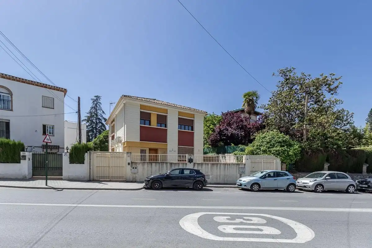 Vista exterior de Casa o xalet en venda en Granada amb Aire condicionat, Calefacció i Jardí privat