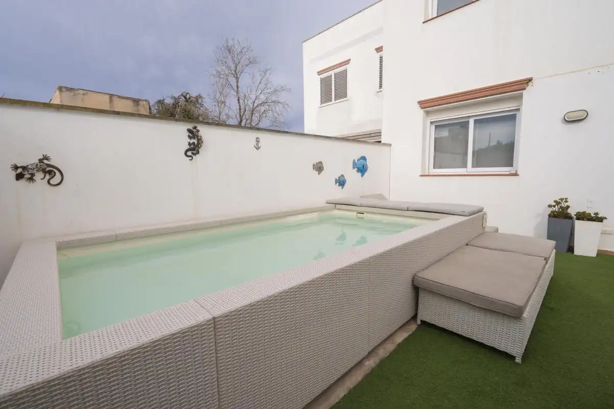 Piscina de Casa adosada en venda en Sant Antoni de Portmany amb Aire condicionat, Calefacció i Jardí privat