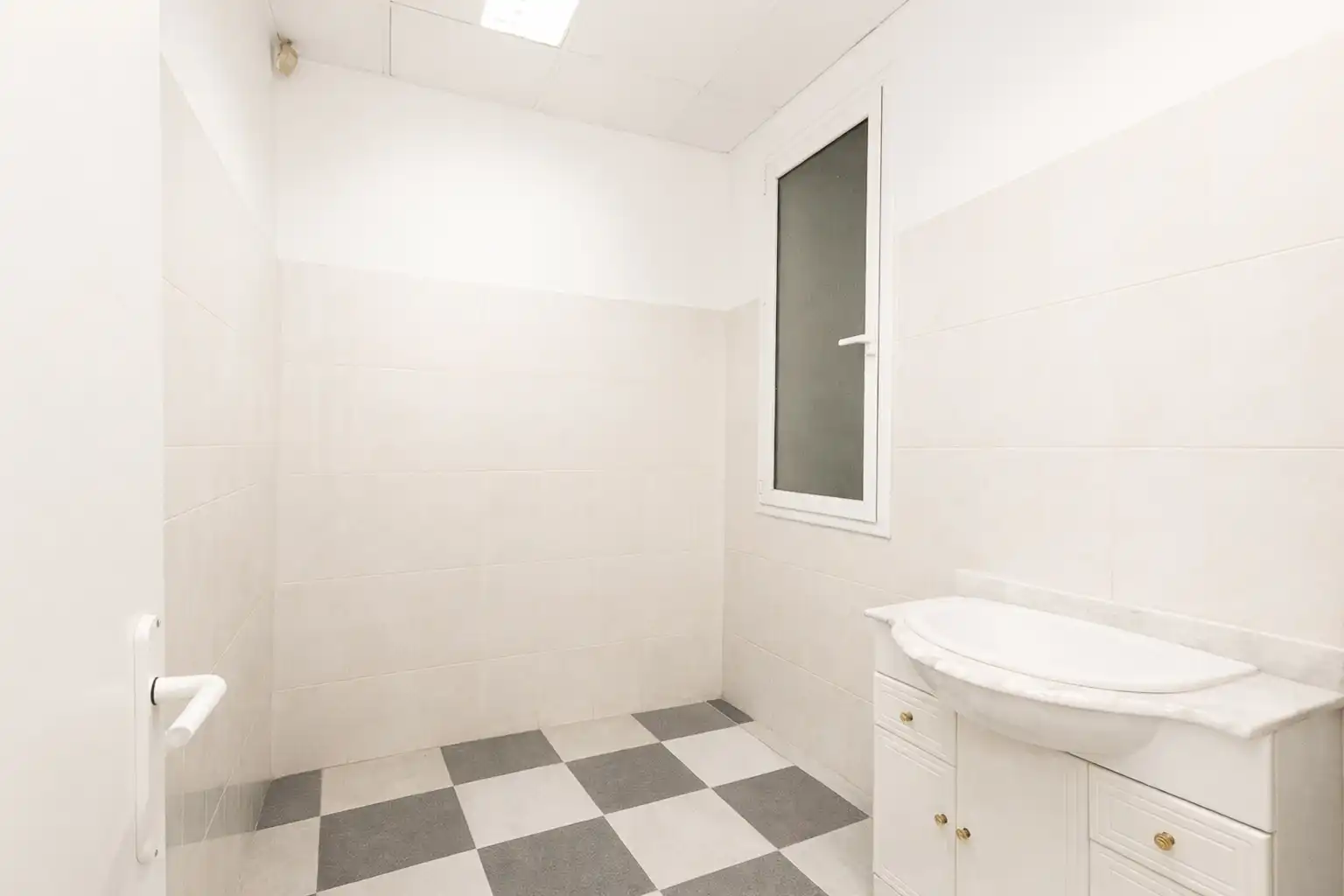 Bathroom of Study for sale in Barcelona  with Heating, Terrace and Oven